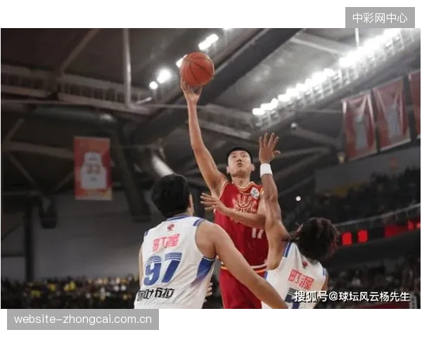 贾明儒领衔的第二阵容为山西队提供了稳定的火力,但首发阵容防守强度不足。 贾明儒领衔的第二阵容为山西队提供了稳定的火力,但首发阵容防守强度不足。